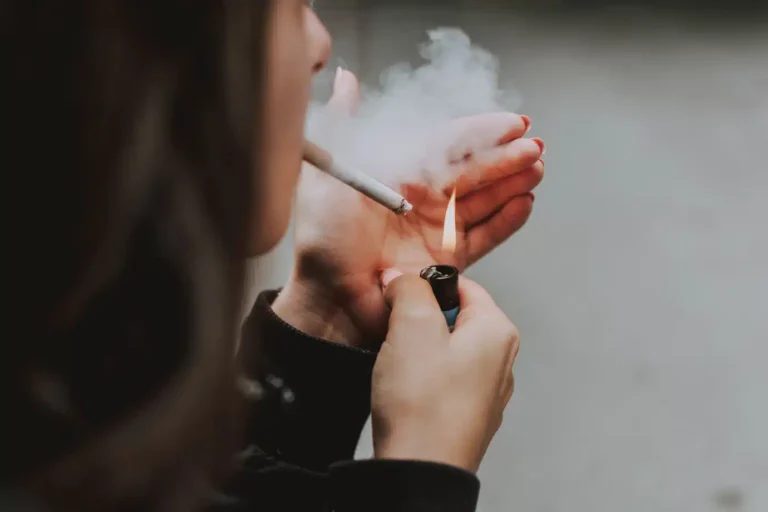 Tumore, ragazzi sentite gli oncologi. “Adolescenti e fumo, legame sempre più pericoloso”