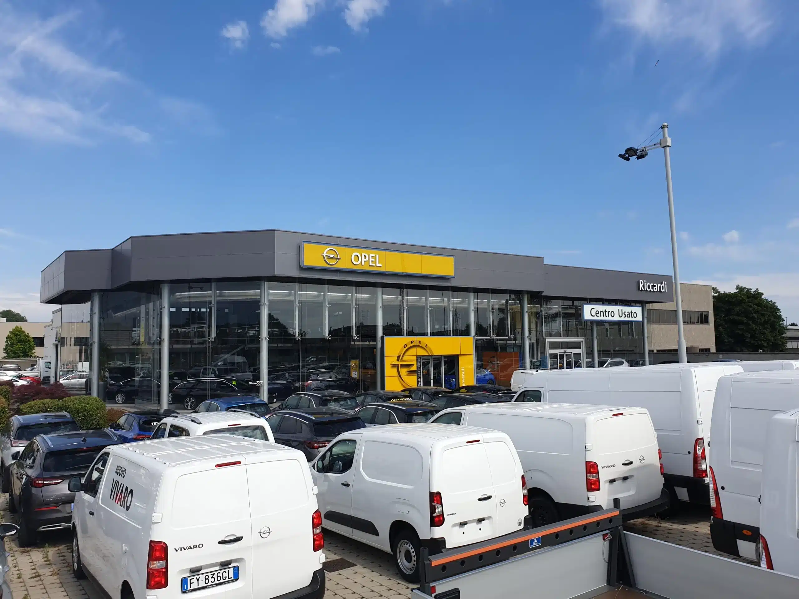 Caro Auto in Lombardia: nel 2023 una famiglia deve spendere in media 6,7 redditi netti medi mensili rispetto ai 4,2 di 20 anni fa.