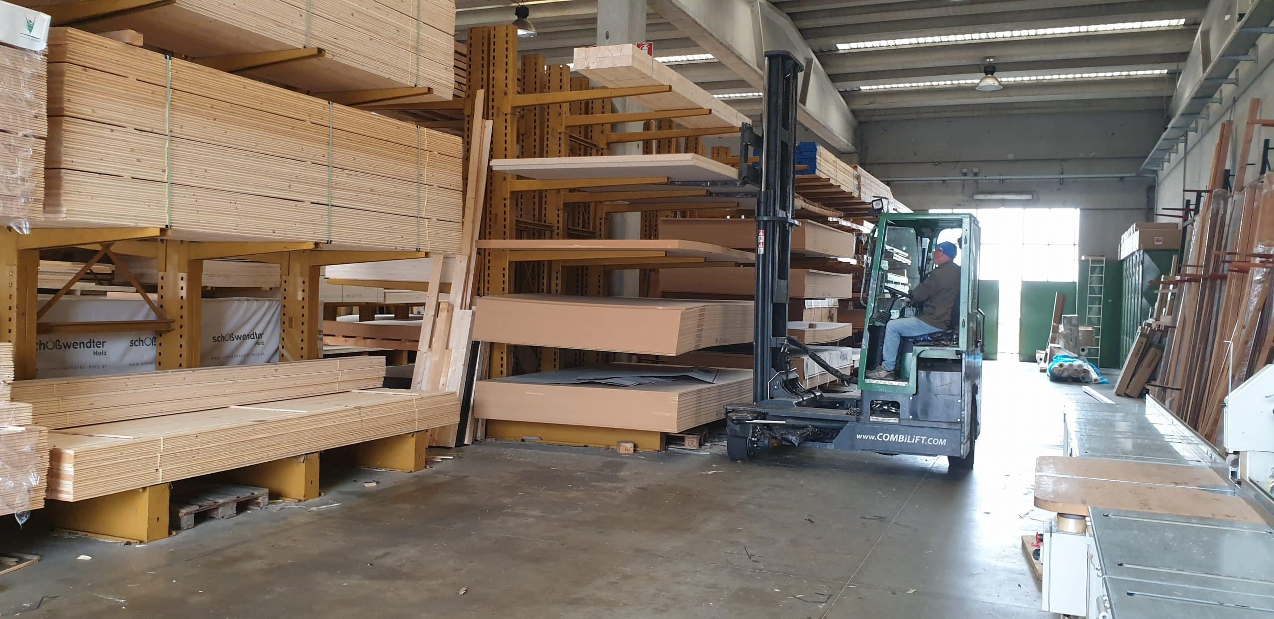 Viaggio nella storica ditta Magugliani di Marcallo, leader del legno: ecco il reparto produzione dove nascono i tetti e le case prefabbricate