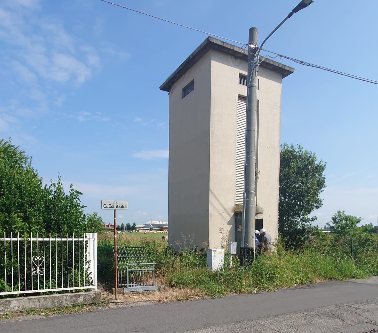 Cabina Enel di Bernate, la denuncia di un cittadino: “E’ troppo vecchia, va sostituita”