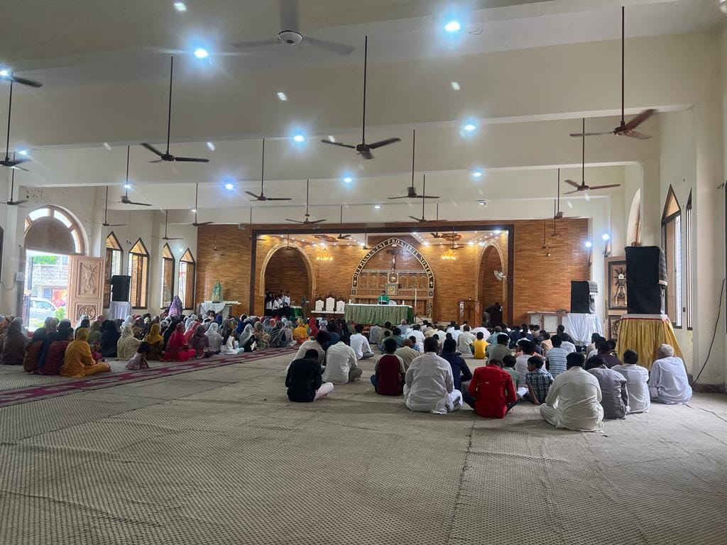Santa Messa in una chiesa Cattolica del Pakistan, dove si prega scortati dalla guardie armate- di Graziano Masperi
