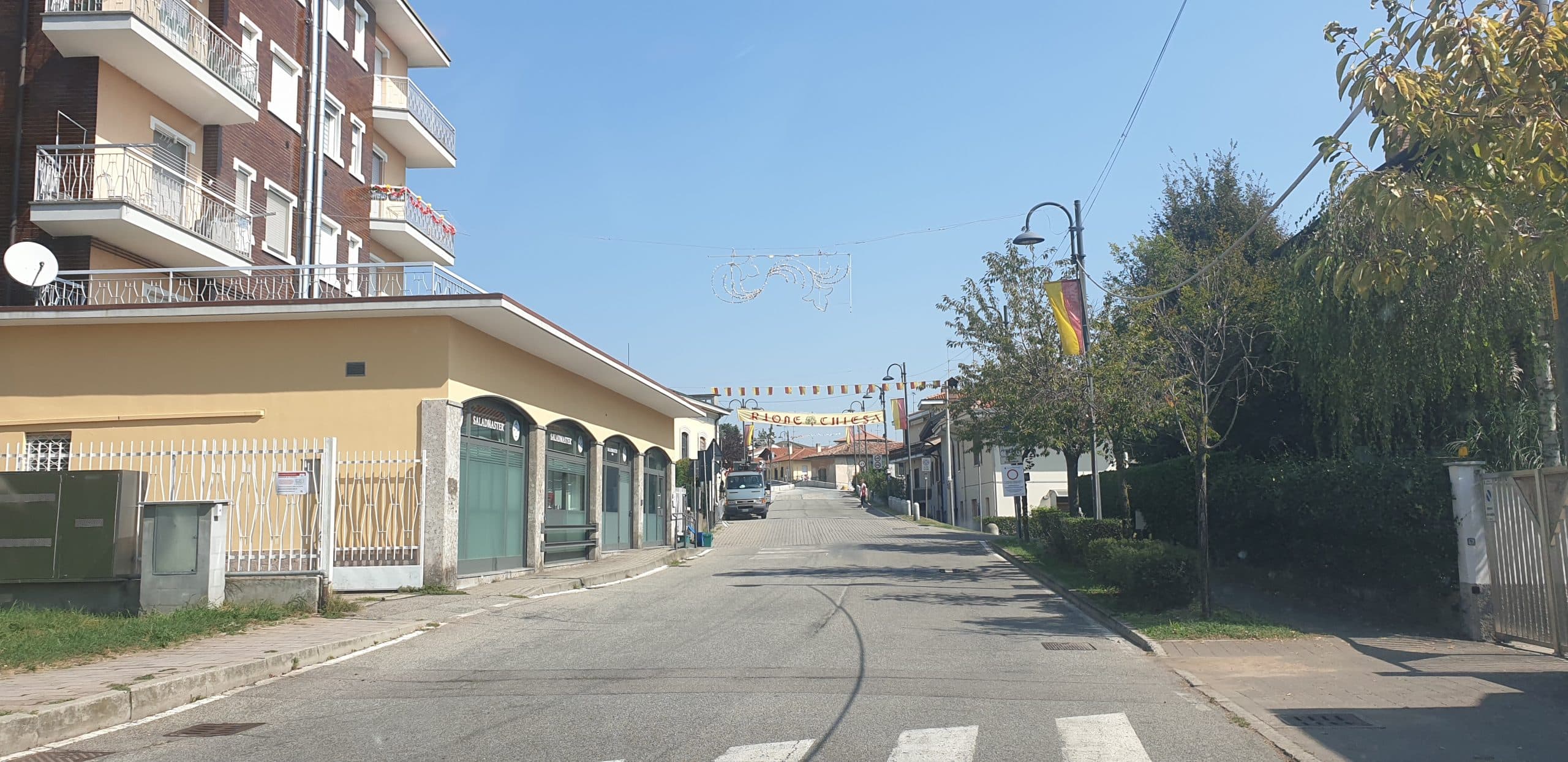 Giovane in moto cade rovinosamente a terra a Bernate Ticino, elitrasportato in codice rosso al Niguarda