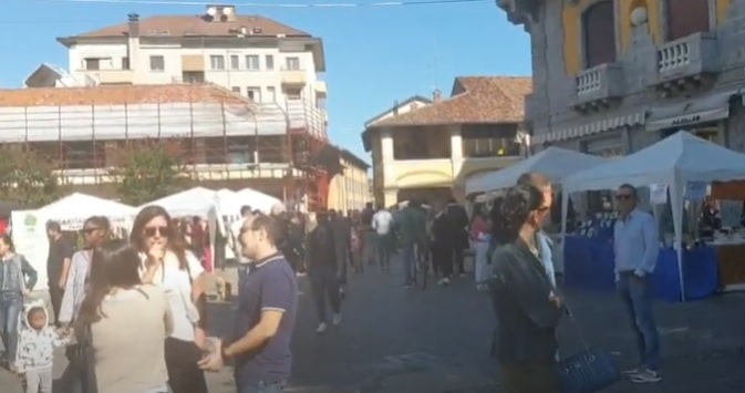 Centinaia di volontari in piazza Liberazione a Magenta per la Festa delle Associazioni
