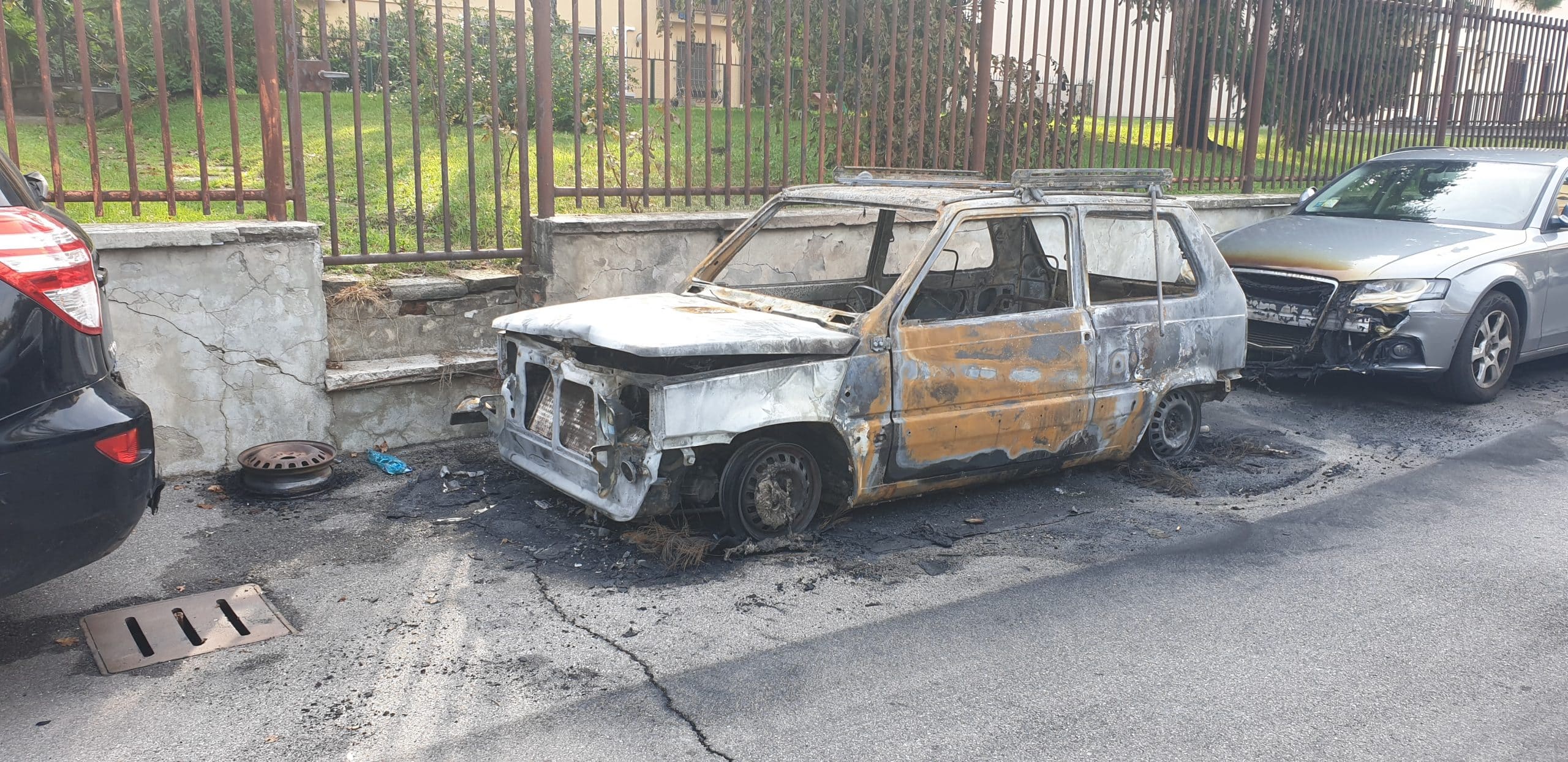 Fiat Panda distrutta dal fuoco nel centro di Magenta, non si esclude il dolo