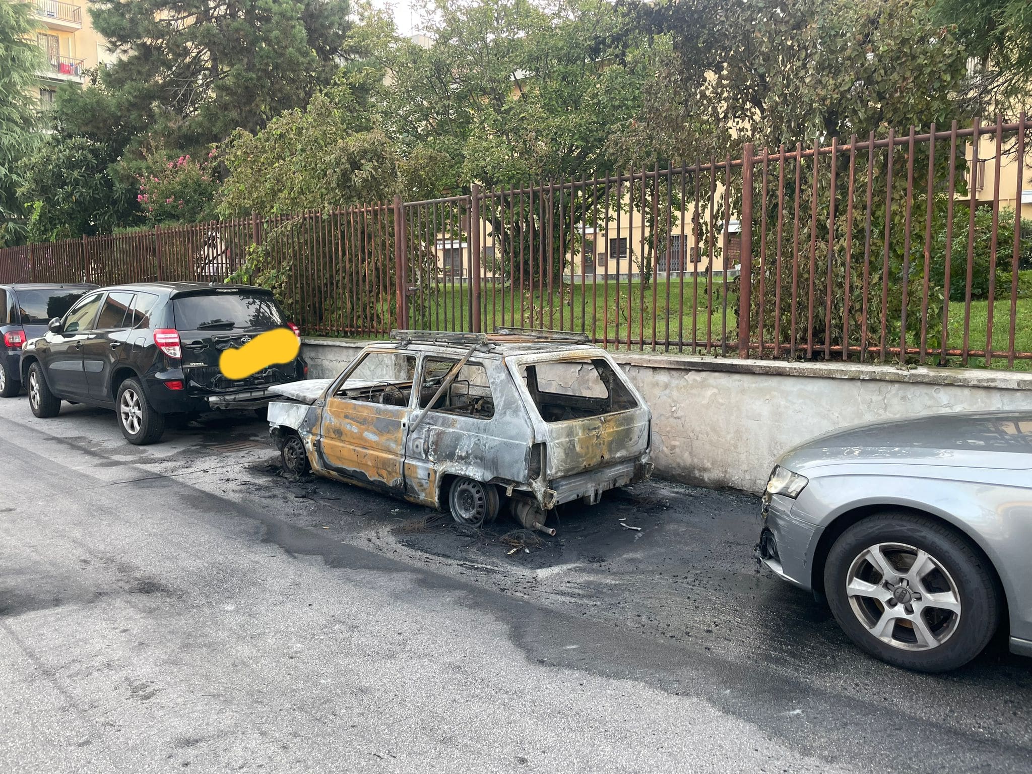 Incendio nella notte a Magenta, le fiamme distruggono un’auto parcheggiata in via Don Milani
