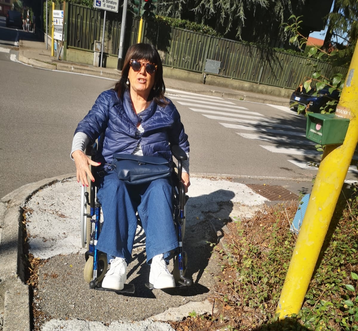 Fuori e dentro l’ospedale Fornaroli di Magenta, le mille barriere da superare per chi è in carrozzina