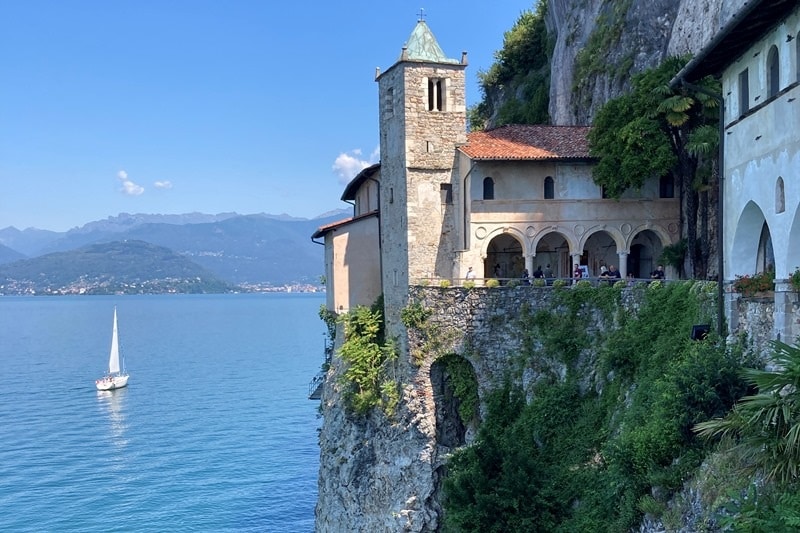 All’eremo di Santa Caterina del Sasso in barca per scoprire il gioiello del lago Maggiore