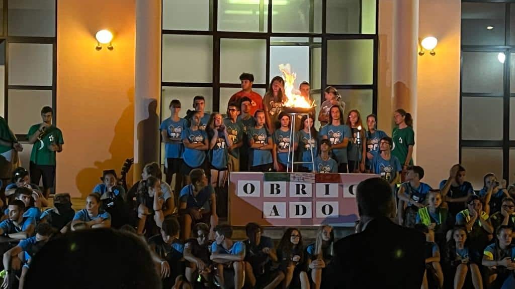 Fiaccolata a Magenta, il gran finale dei giovani della Comunità Pastorale si tinge di azzurro