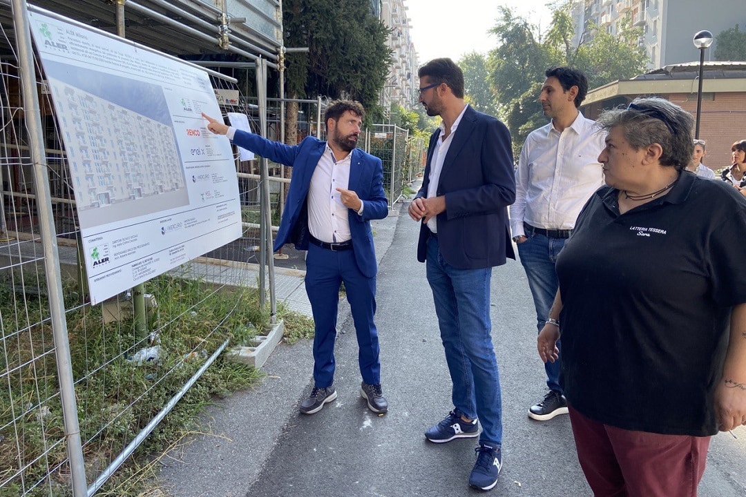 L’assessore Paolo Franco (Regione Lombardia) in visita alle case Aler di Cesano Boscone