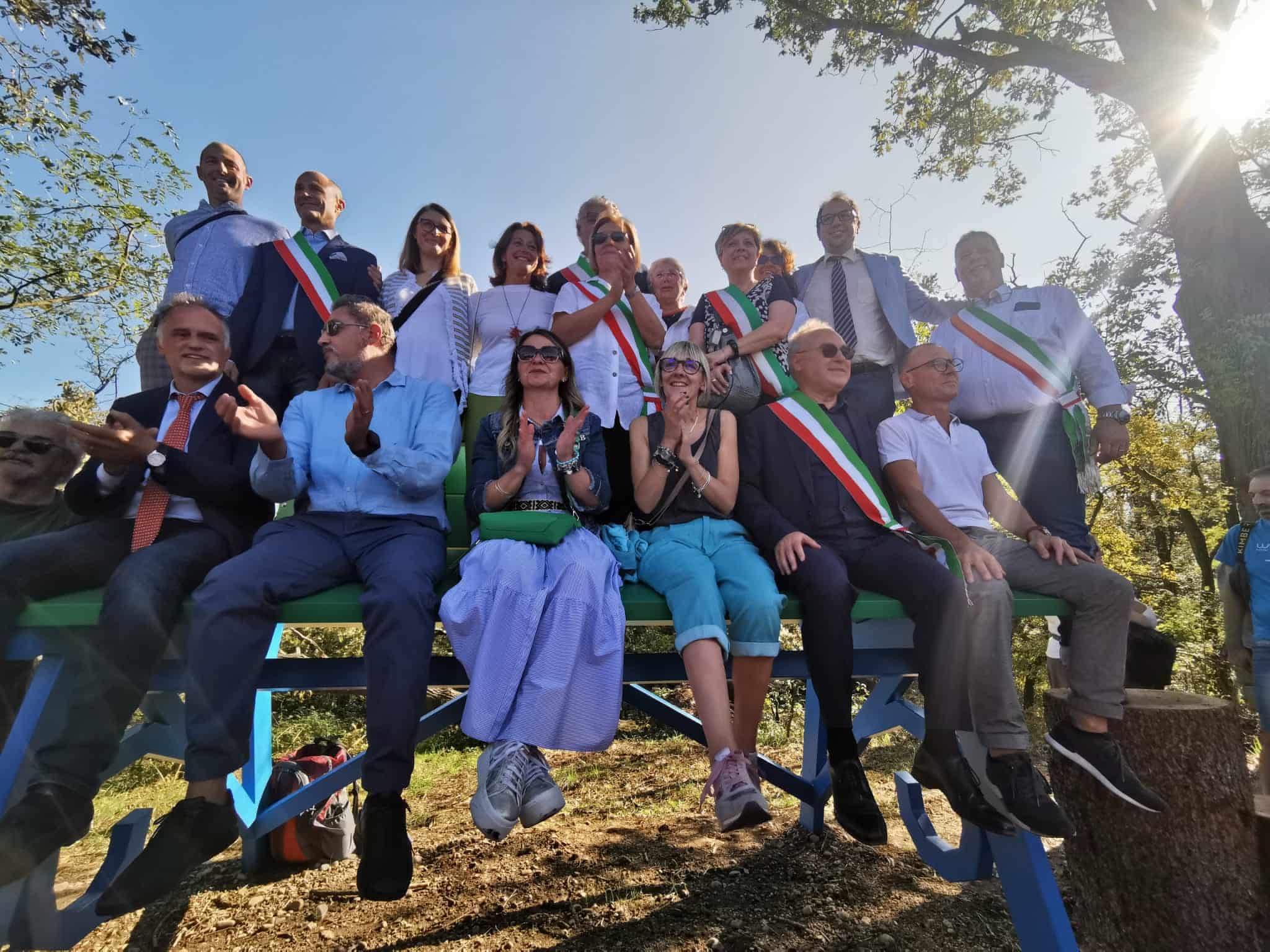Big bench, che festa a Bernate Ticino: baciata  dal sole la prima dell’area metropolitana milanese