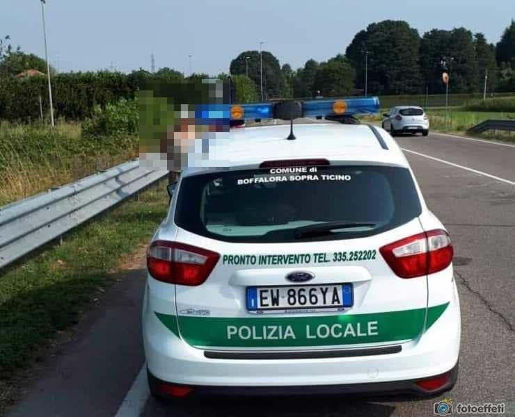 Automobilista si allontana dopo l’incidente a Boffalora sopra Ticino: denunciato per omissione di soccorso, aveva la targa falsa