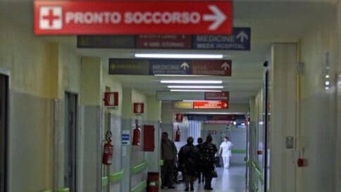 Pavia: 23 enne va fuori di testa e scaglia a terra la bimba di sei mesi