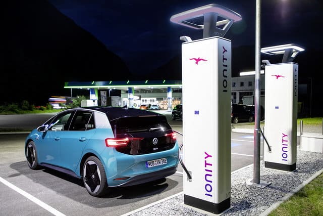 Sempre di meno quelli che acquistano un’auto nuova: boom del noleggio veicoli elettrici e ibridi