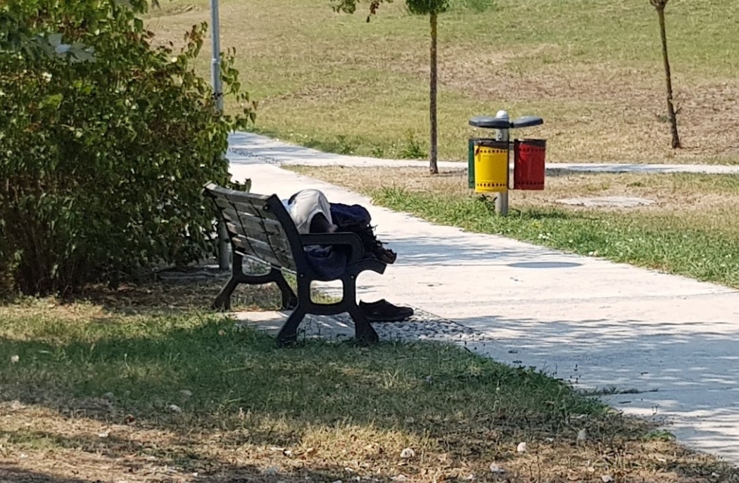 Busto Garolfo: senzatetto aggredito da connazionale per lo zainetto, lotta tra poveri al parco