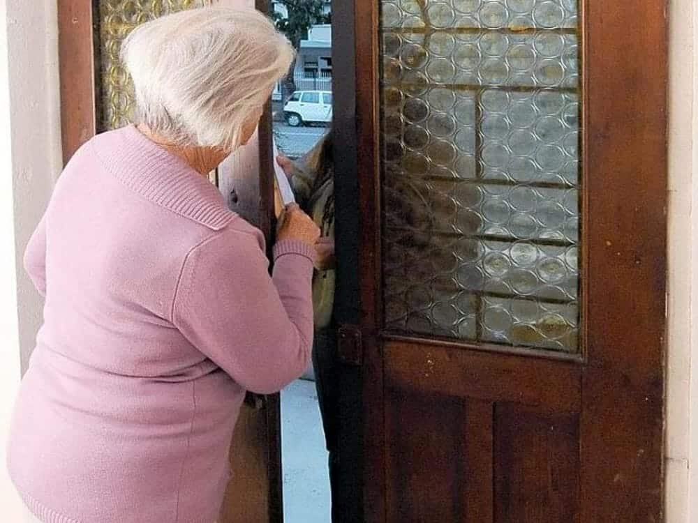 Milano, falso vigile prosciuga conto ad anziana