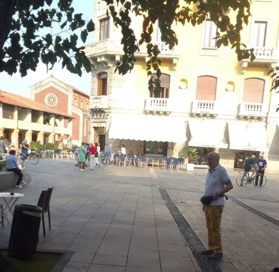 Ladro inseguito dai cittadini in piazza Liberazione abbandona la borsa appena rubata, intervengono anche i Carabinieri