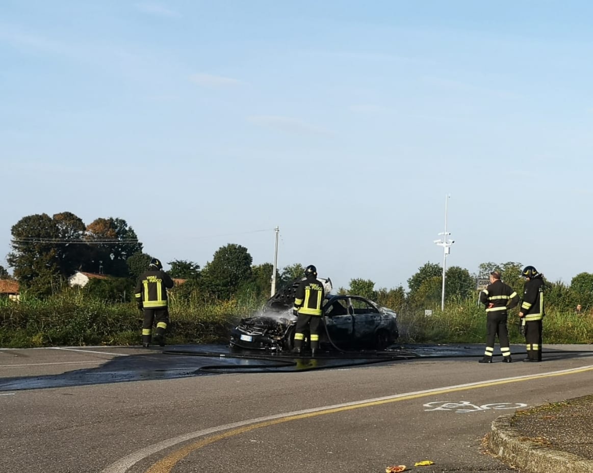 Robecco sul Naviglio: auto in fiamme a Carpenzago