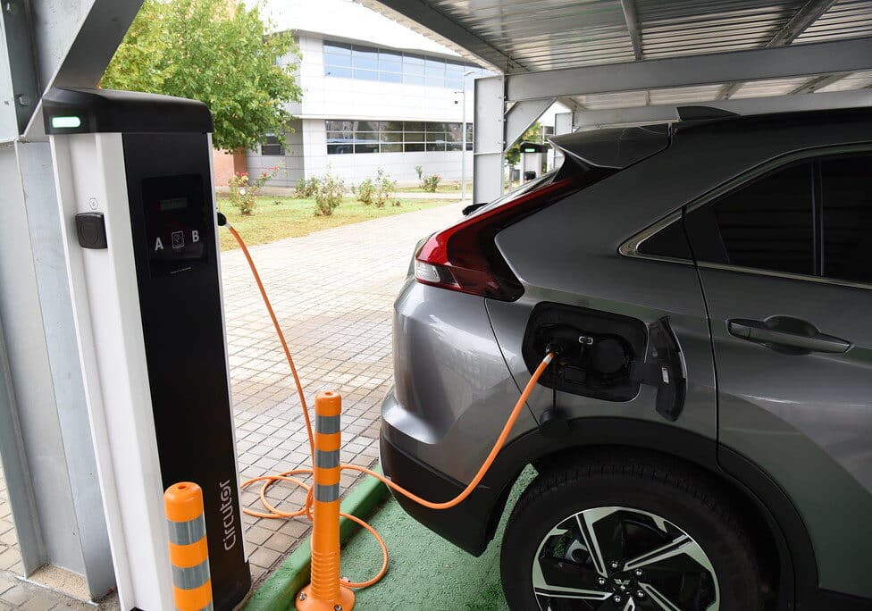 Fotovoltaico in viaggio: come l’energia solare sta rivoluzionando i veicoli elettrici