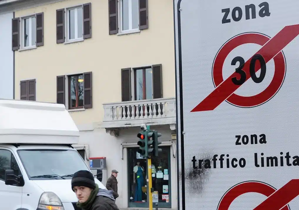 Il censimento di FIAB Abbiateinbici:  14.000 passaggi di persone in bici e a piedi e 6.500 auto