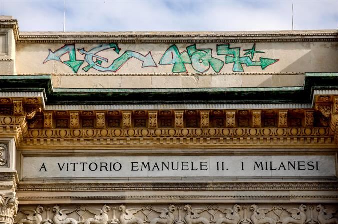La cupola della Galleria Vittorio Emanuele II di Milano imbrattata dai vandali