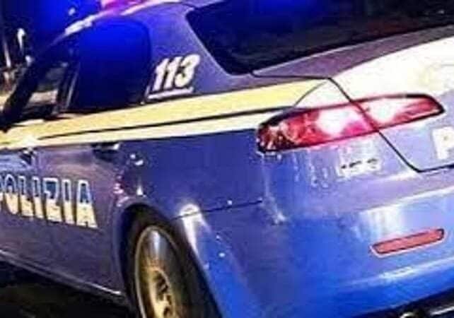 Si era buttata nel Canale Cavour: salvata da due agenti