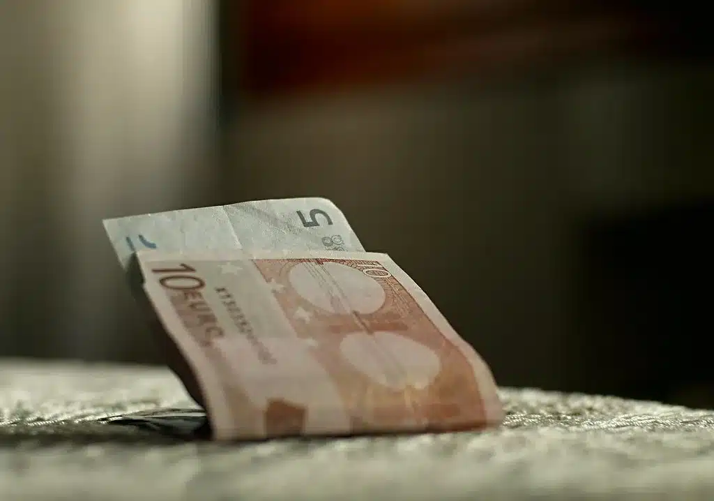 Dato allarmante: il 50% degli italiani risparmia 100 euro al mese