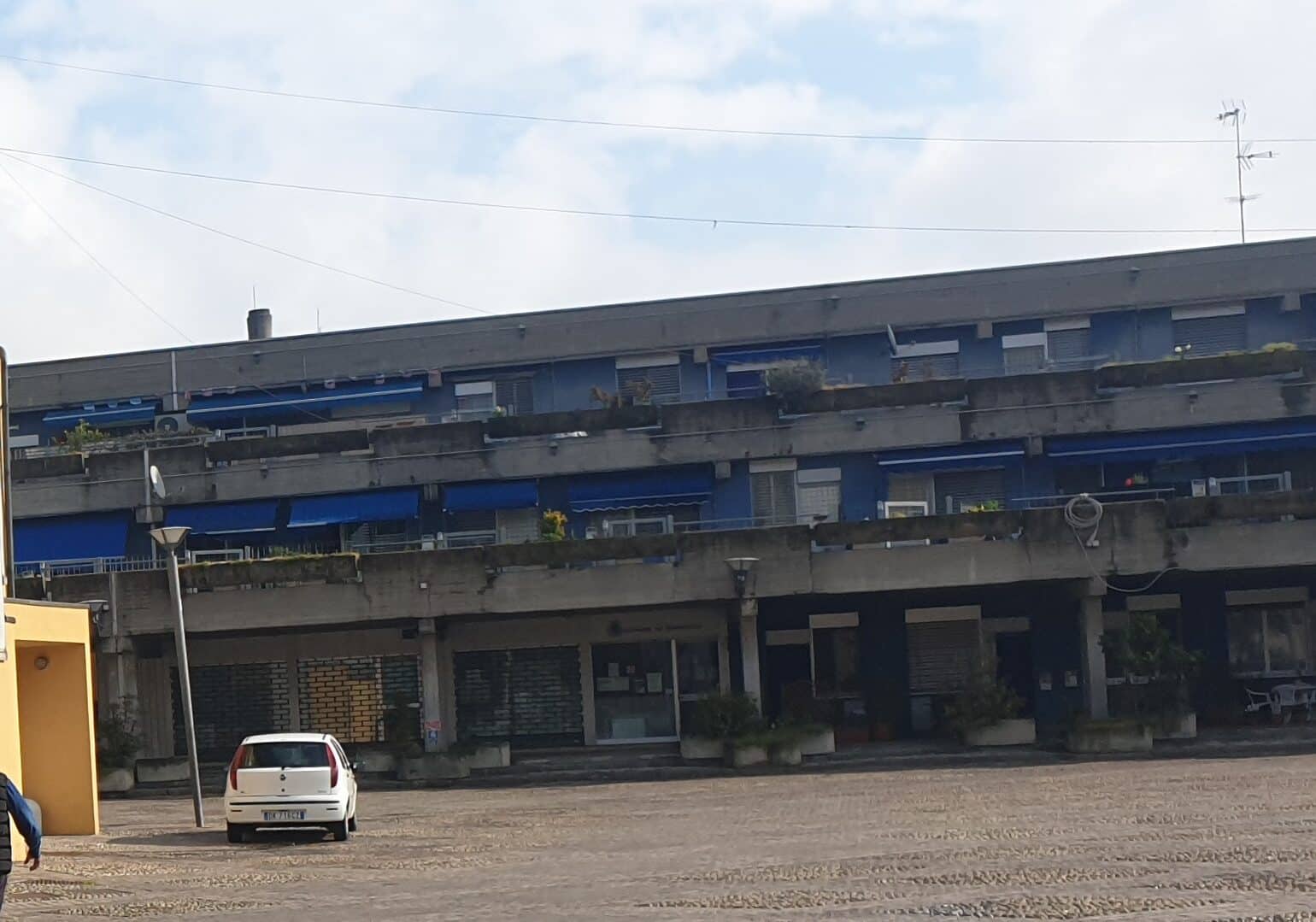Macabro ritrovamento nelle case comunali di Bareggio: 56enne morto da almeno una settimana