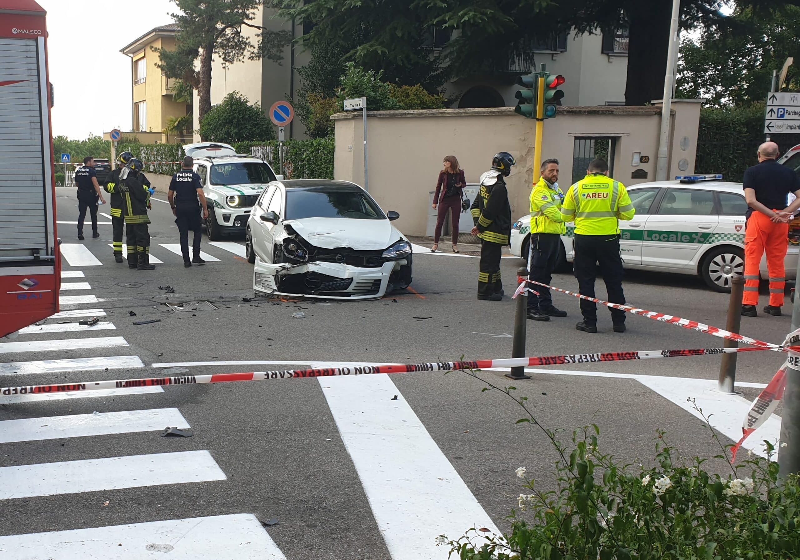 Incidente all’incrocio semaforico di via Garibaldi a Boffalora Ticino: feriti e auto distrutte