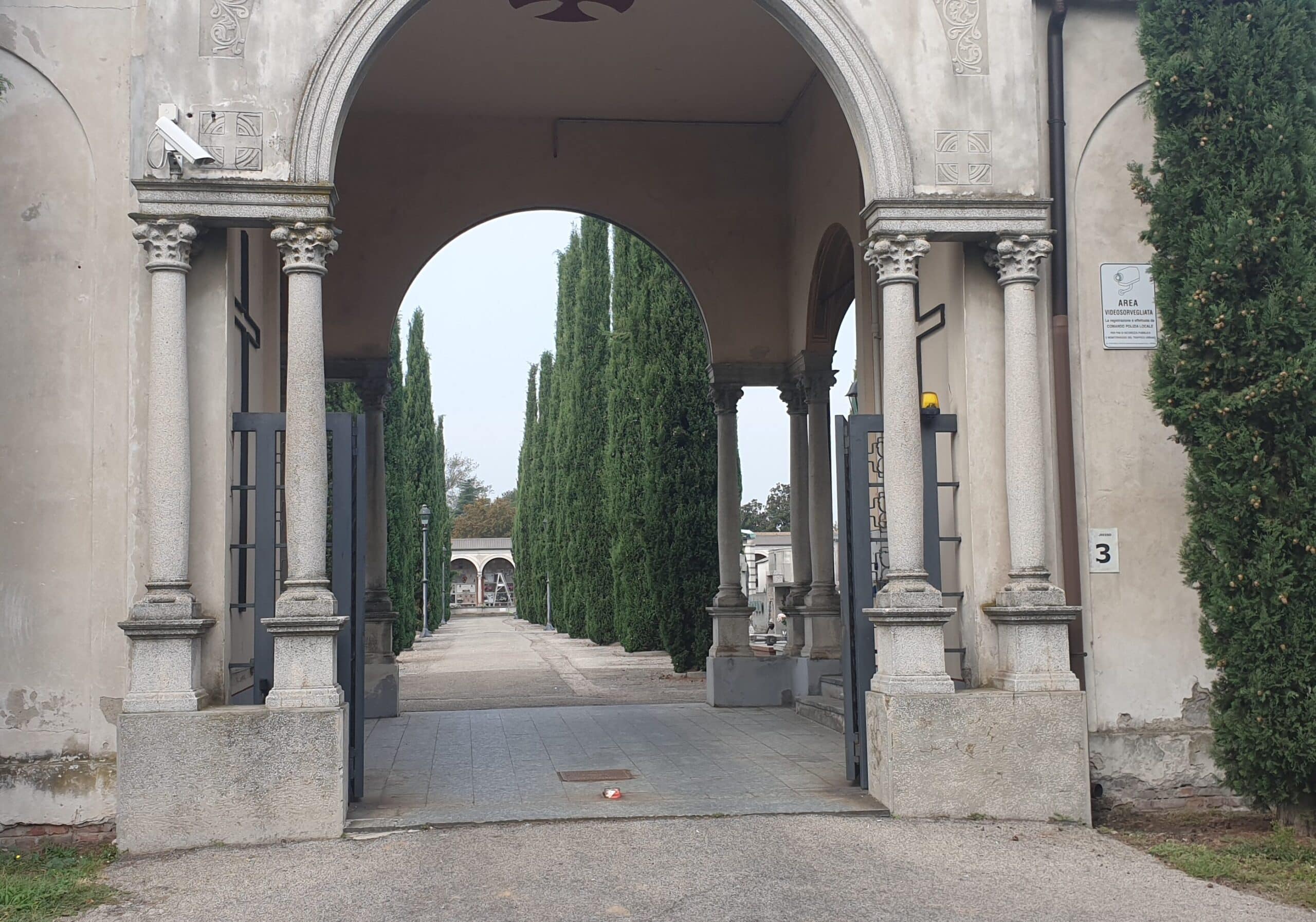 Ladri di rame al cimitero di Magenta: scoperchiate almeno cinque cappelle