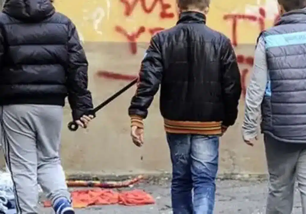 Ennesima rissa in piazza Parmigiani a Magenta, due gruppi di giovani che si fronteggiano