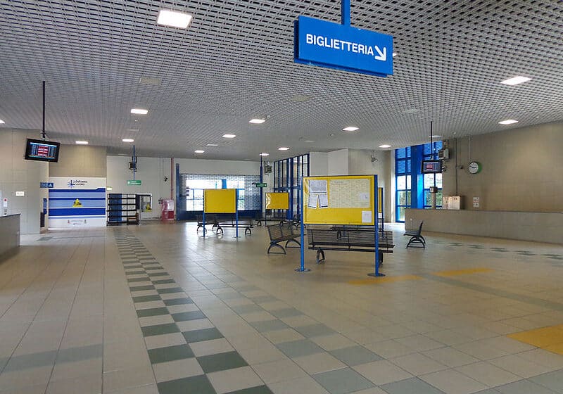 21enne nigeriana minacciata con coltello e violentata da connazionale alla stazione di Lonate