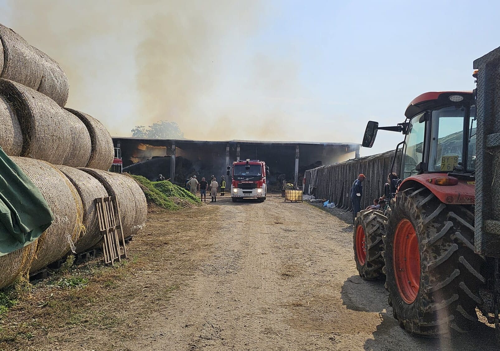 Robecco, continuano le operazioni di spegnimento dell’incendio in via Mazzolari