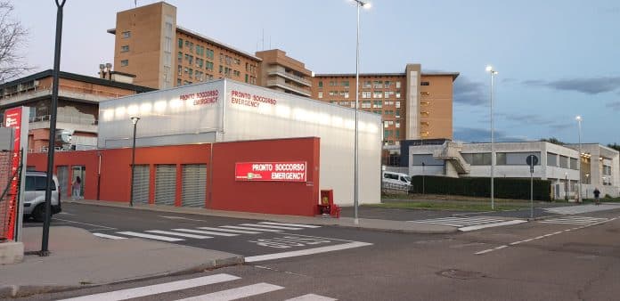 Misteriosa aggressione a Mesero: entra in un negozio, sfascia la vetrina del bancone e picchia il proprietario