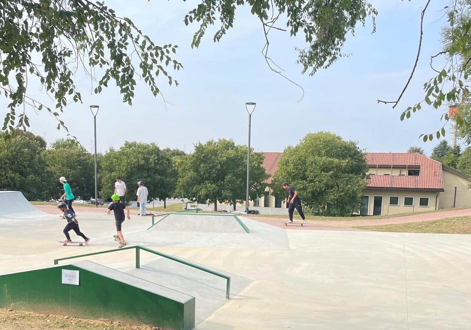 Inaugurato lo skatepark a Bernate Ticino, tanto divertimento per bambini e genitori