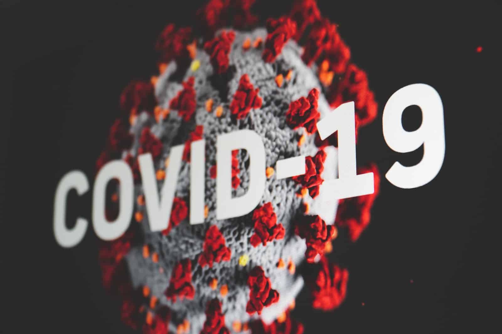 Sentite gli infettivologi: il Covid circola, ma provoca ‘forme lievi di malattia’. Cari stregoni, non c’è trippa per gatti