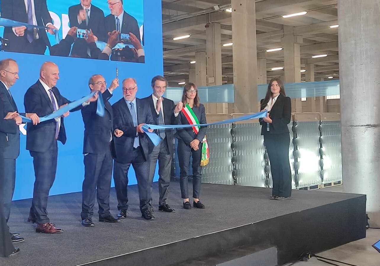 Vetropack, taglio del nastro e solenne parata di vip oggi a Boffalora: comincia una nuova storia sull’ex area Saffa