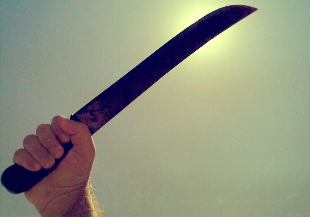 Aggressione a colpi di machete fuori da un bar nel Milanese: 2 arresti a Sesto San Giovanni