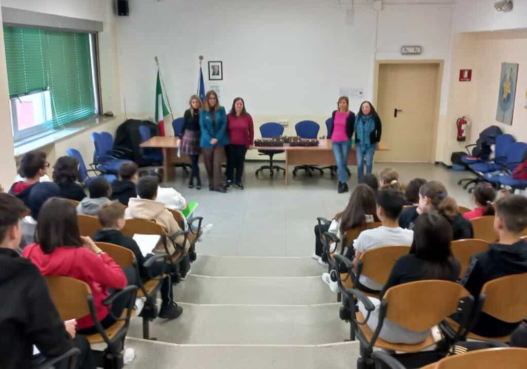 Parabiago: bulbi di tulipano a scuola per il contrasto alla violenza di genere