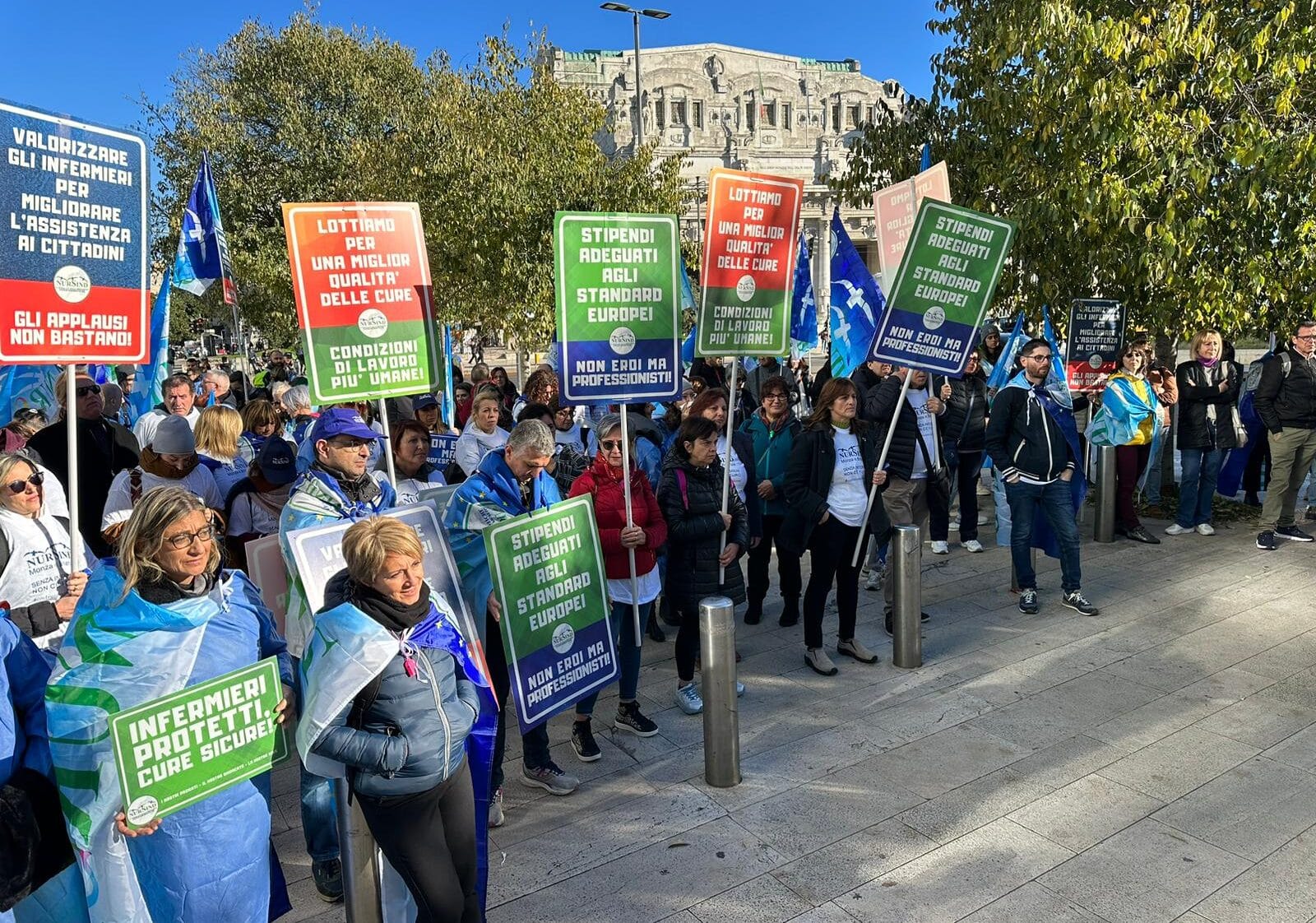 Sanità, NurSind: piazza Duca d’Aosta piena di infermieri che protestano e rivendicano rispetto della professione