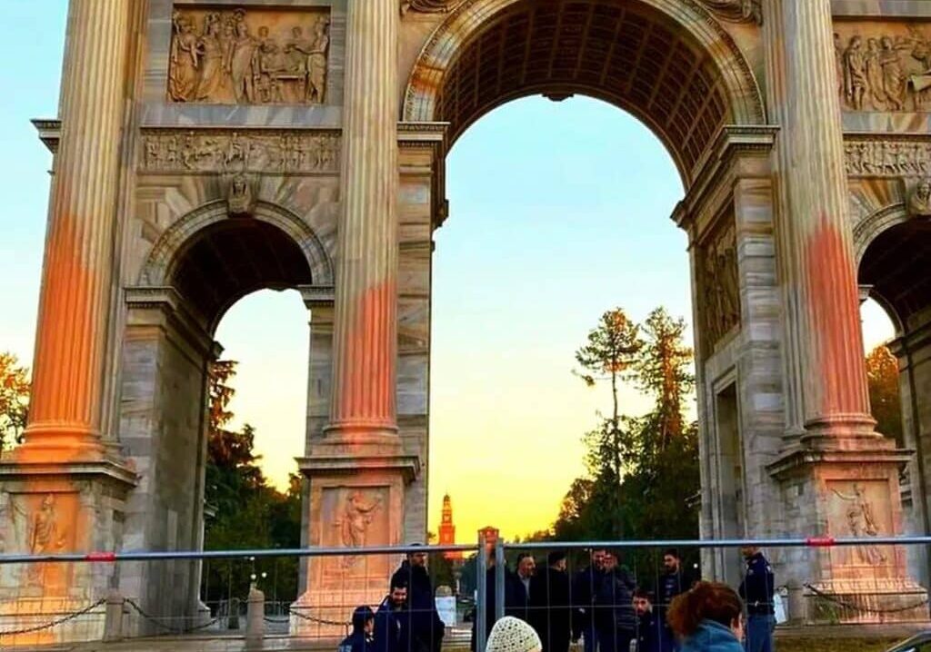 Ultima Generazione.. e ultima vergogna: imbrattato l’Arco della Pace di Milano, 7 in Questura