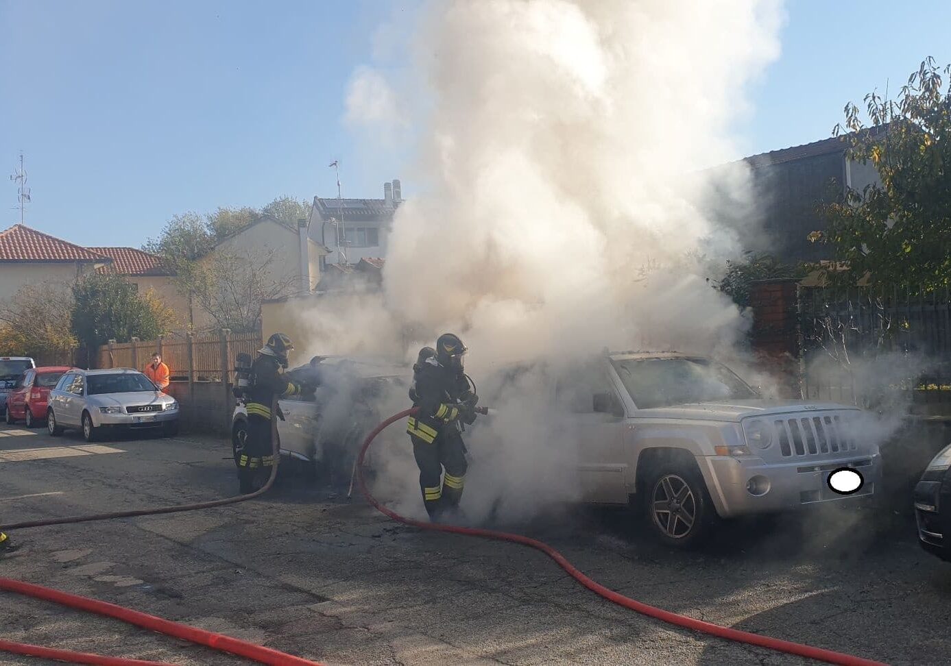 Lunga colonna di fumo nel cielo di Magenta: due auto in fiamme in via Gramsci