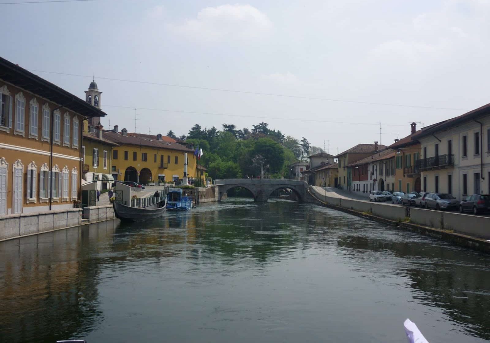 Boffalora sopra Ticino soffoca nel traffico delle ore di punta: oltre tremila veicoli in due ore passano sul ponte del Naviglio