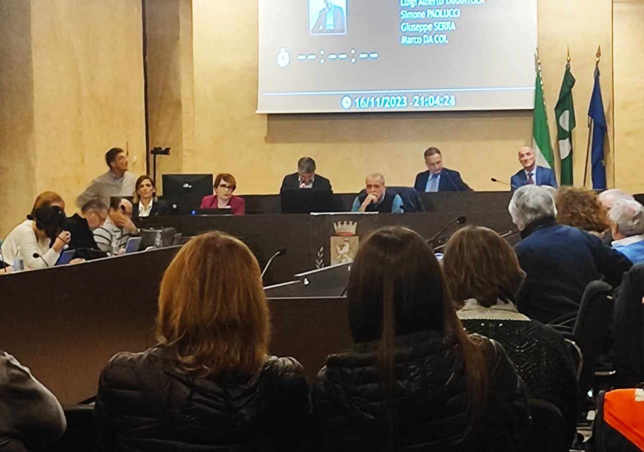 Abbiategrasso, in diretta dal Consiglio comunale: Maiorana, ‘Nai dovrebbe dimettersi’. Ma il sindaco ribatte: sono sereno e vado avanti