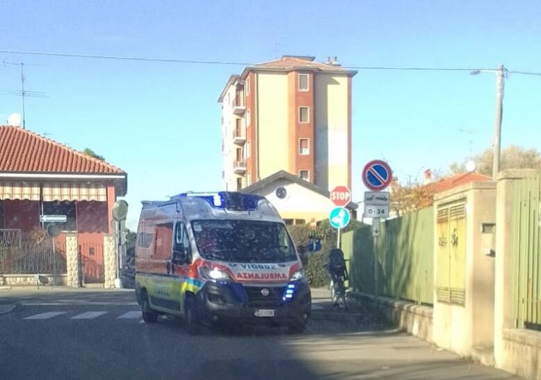 Robecco sul Naviglio: autista abbagliato dal sole urta ragazza ferma allo Stop in monopattino
