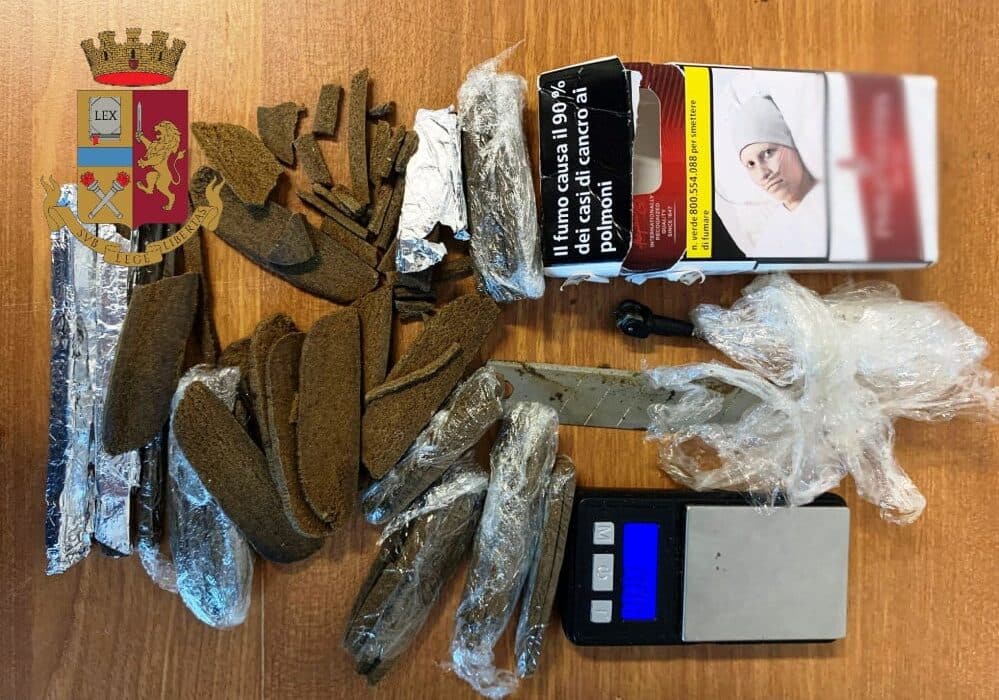 Lancia due chili di droga dalla finestra: 21enne in manette a Milano