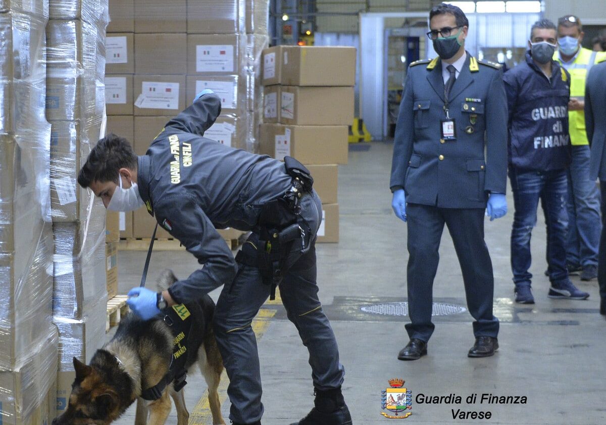 Si fa spedire un chilo di hashish a Malpensa: beccato (e arrestato) dalla Guardia di Finanza