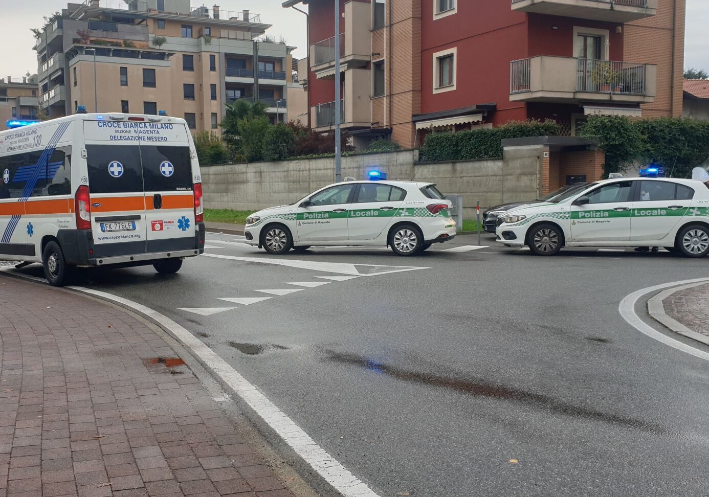 Incidente in via San Girolamo Emiliani a Magenta: due feriti non gravi e strada bloccata