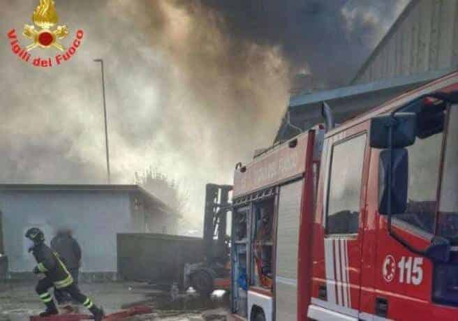 Incendio nel Lecchese in azienda di rifiuti