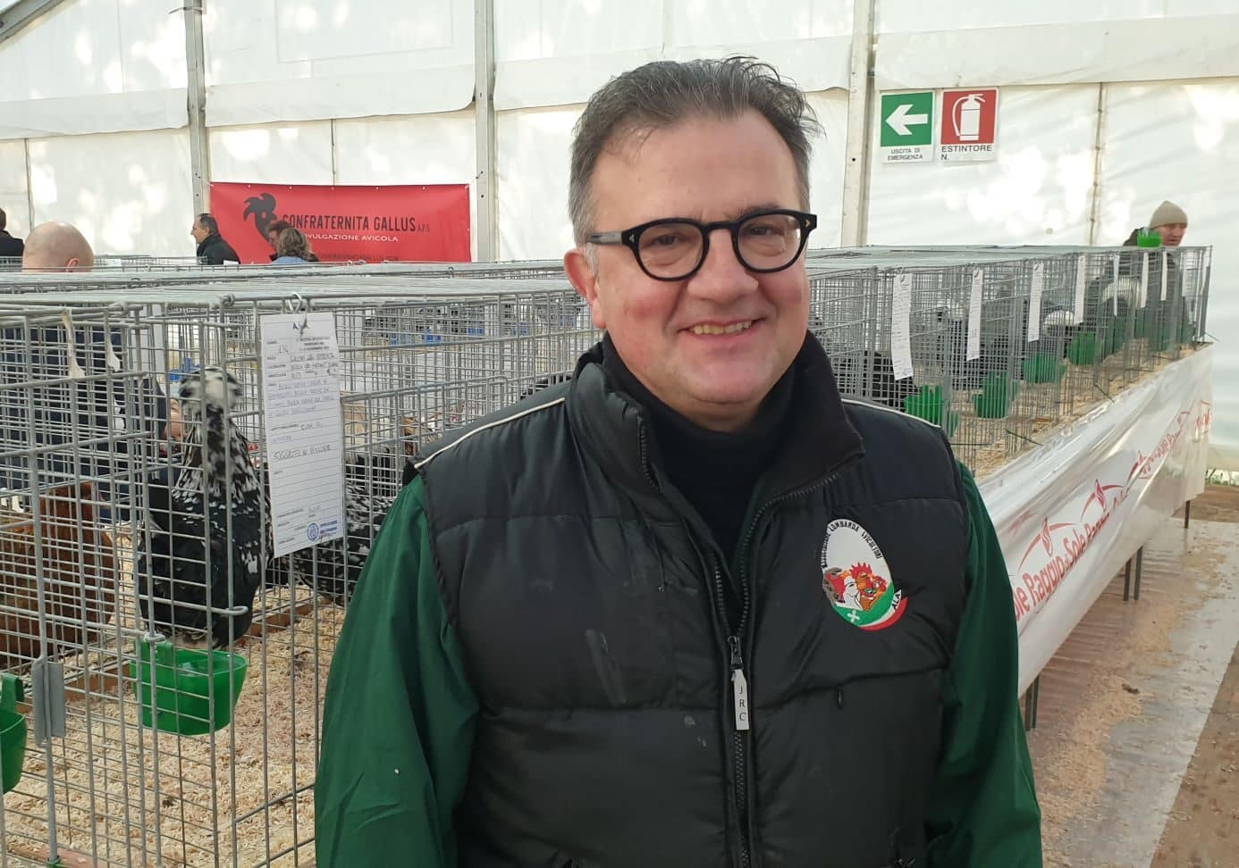 Emanuele Oggioni, allevatore di Robecco alla fiera di Inveruno: “Abbiamo salvato la gallina della ritirata dall’estinzione”