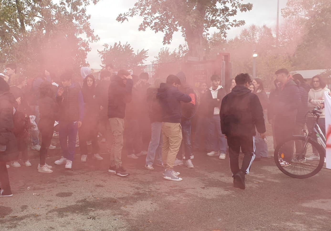 Studenti del liceo Bramante a Magenta in sciopero: “La nostra scuola crolla e nessuno fa niente”